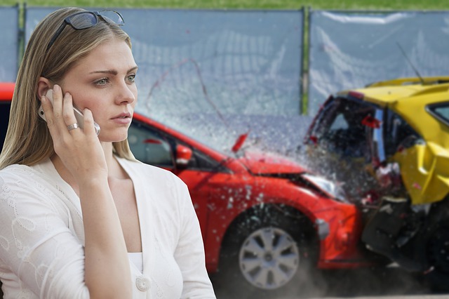 volající dívka u autonehody